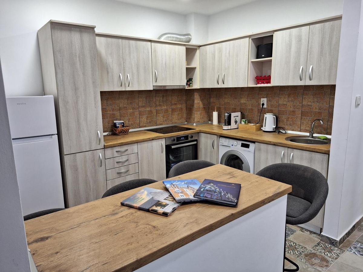 Black Eagle Central Unirii Square, 2 King Size Bedrooms, Free Private Parking Орадя Екстер'єр фото