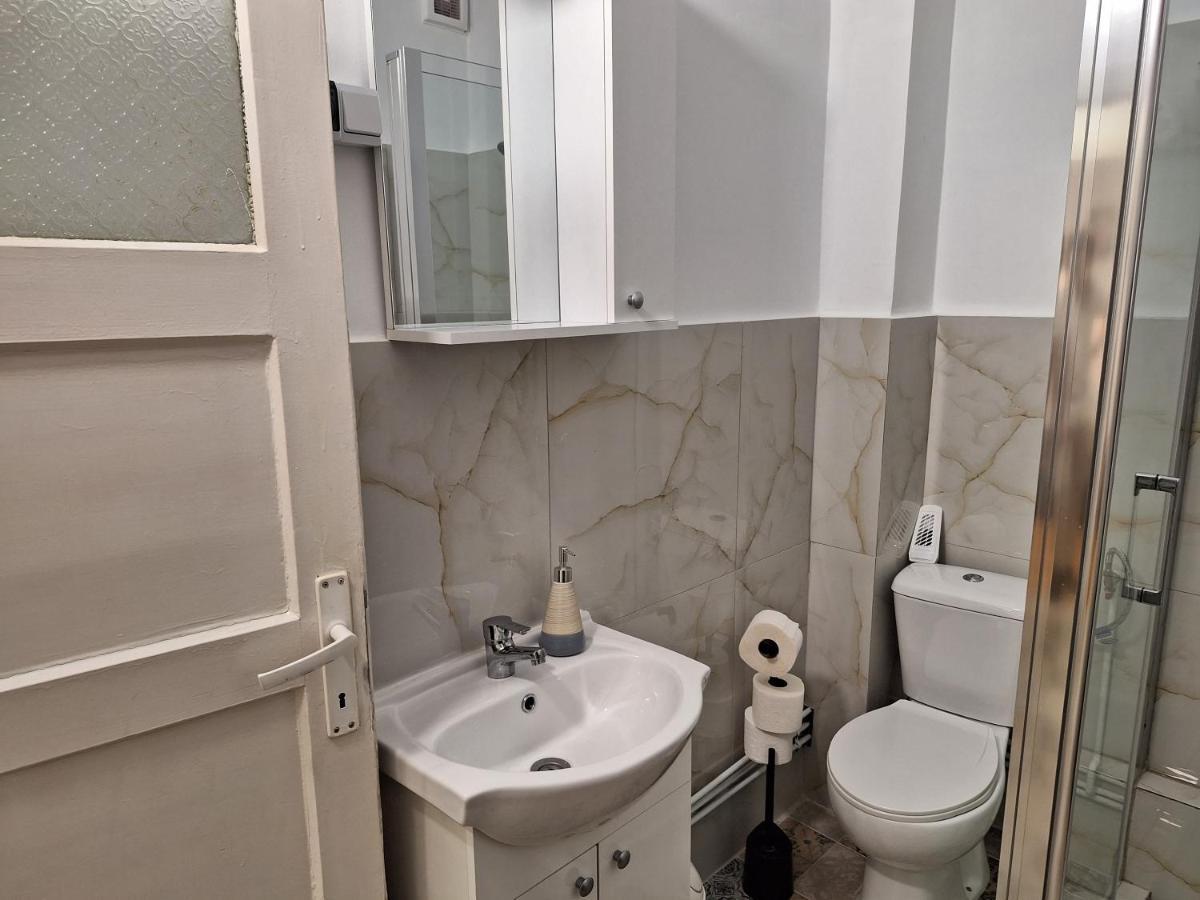 Black Eagle Central Unirii Square, 2 King Size Bedrooms, Free Private Parking Орадя Екстер'єр фото
